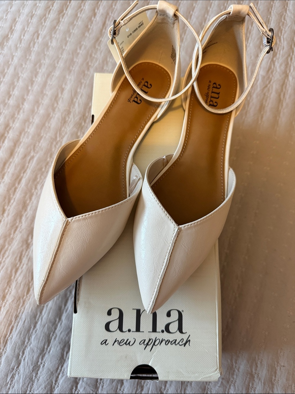 a.n.a Cream Pointed Toe Ankle-Strap Mary Jane Flats 6.5 ❤️